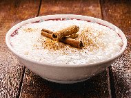 Рецепта Варен грис в прясно мляко с ванилова захар за десерт или закуска